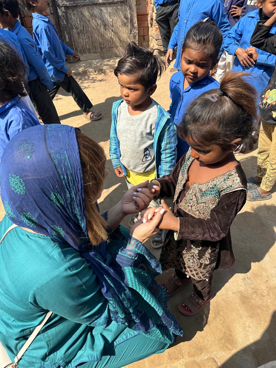 Crian�as paquistanesas estudando